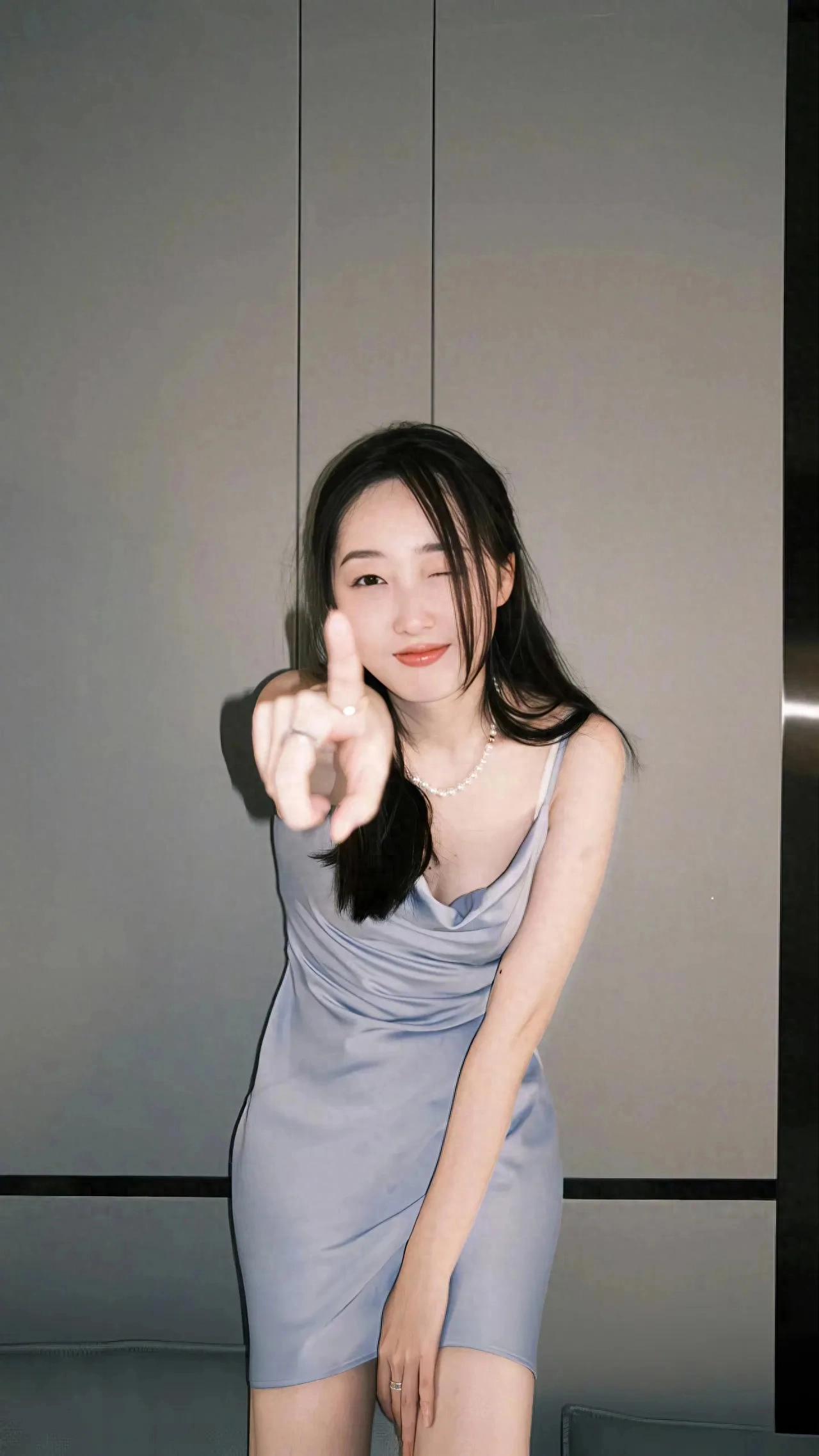 蒋梦婕｜吊带裙+小白袜，甜美慵懒，日常感满满！