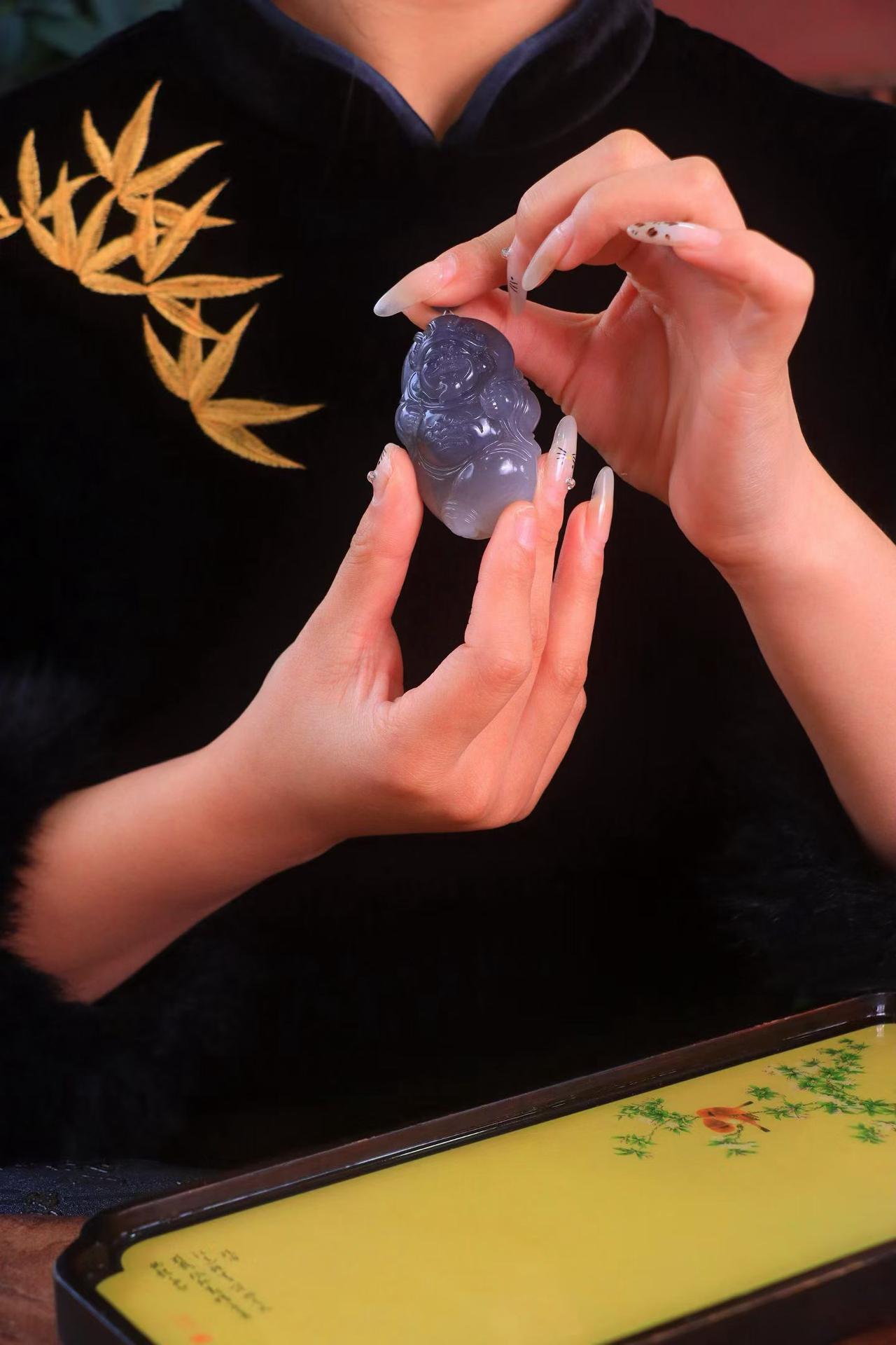 〈烟紫·财源滚滚〉收藏臻品❤️新疆和田玉冰底烟紫老坑料，质地温润细腻过灯，