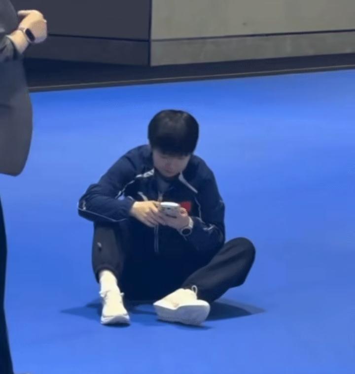 澳门世界杯颁奖结束后，孙颖莎看来是真累了，直接席地而坐，哪还顾得上地上干不干净。