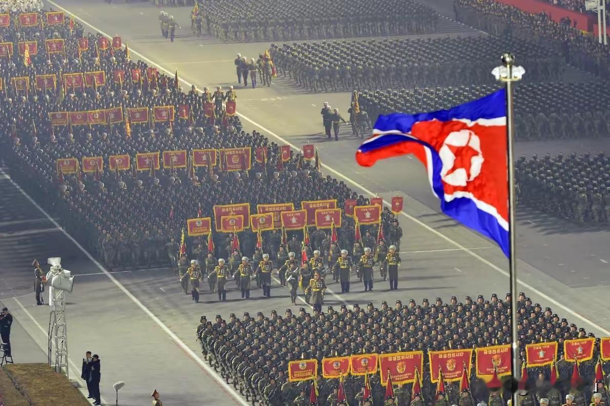 朝鲜举行阅兵多款装备亮相战略武器零展示2026年2月25日朝鲜在平壤举行配合