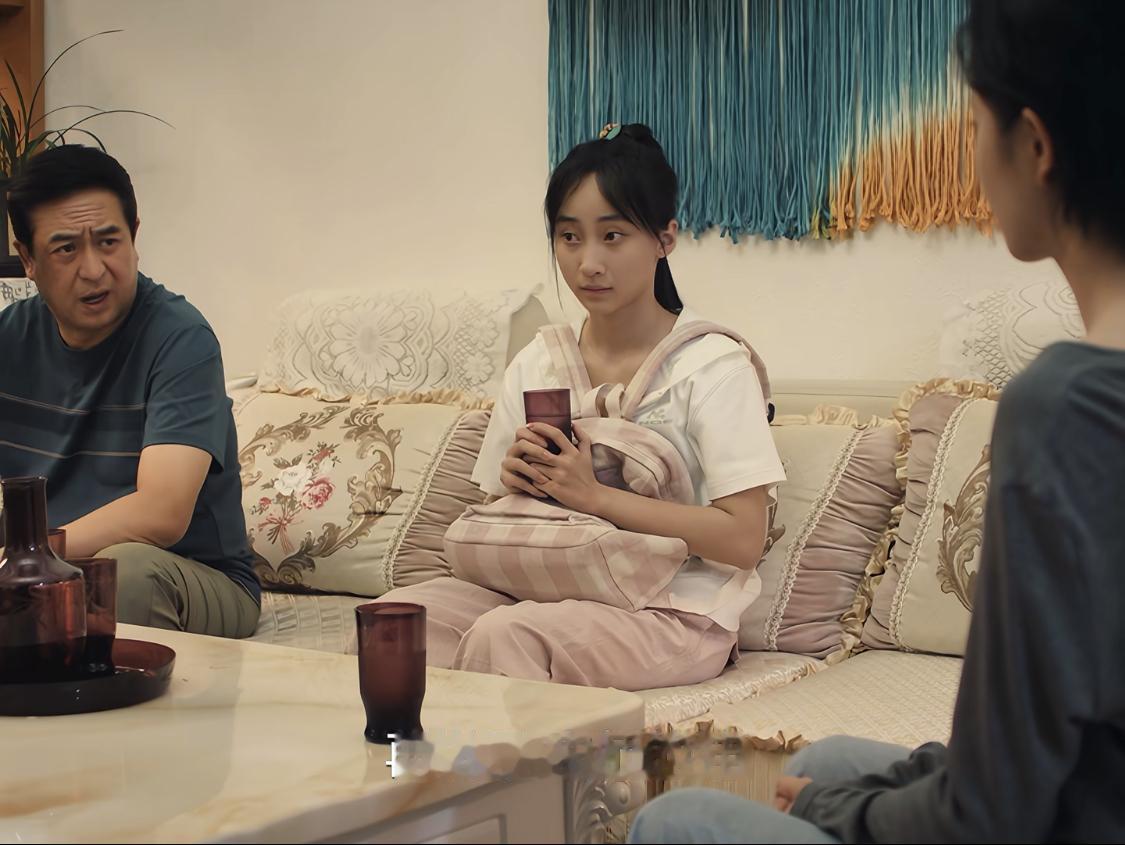 舅舅对秦娥说：再说了，宋师的娃，你也应该照顾……，秦娥和舅舅之间的氛围不太对了。