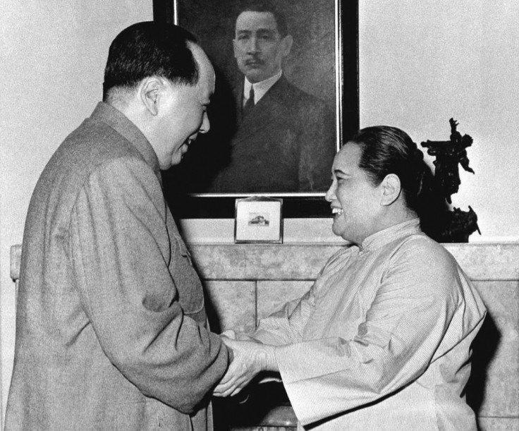 1954年底，毛主席派潘汉年给宋庆龄送去5万美元，说是还债。宋庆龄有点奇怪：