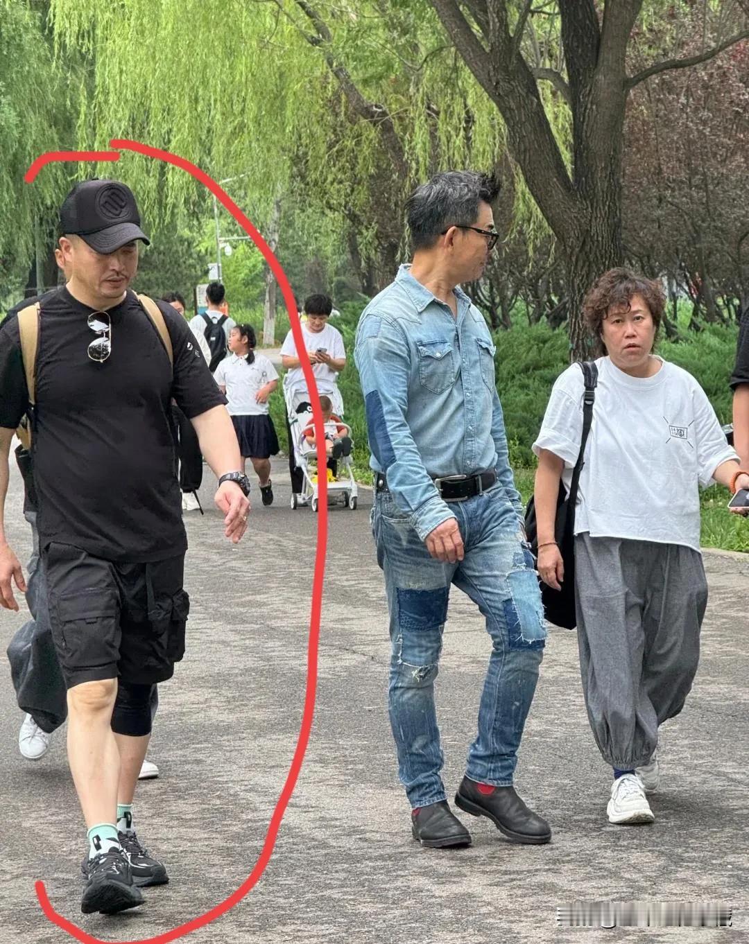 任贤齐近日现身北京公园游玩，黑衣保镖抢镜，小哥任贤齐一身蓝色牛仔套装，黑色皮鞋，