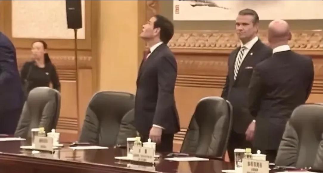 第一次就被震惊了！这是媒体拍到的一幕，美国国务卿鲁比奥仰望着头注视和欣赏着中国人
