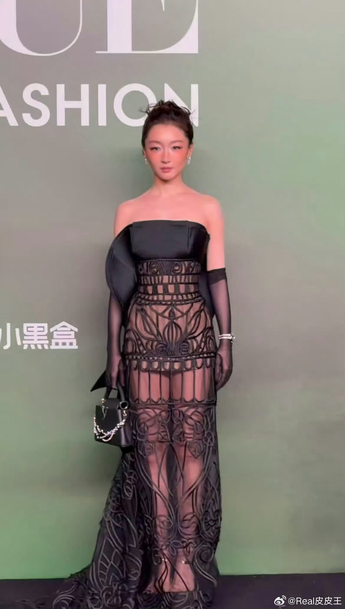 其实要是身材性感的人穿这个，应该挺好看的，但是他她腾讯的效果不太行[笑着哭]