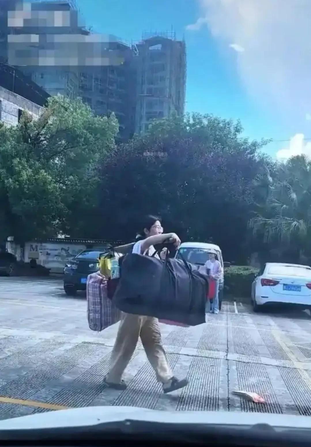 网传“扁担女孩”高考成绩出来了，已经过了本科线！很多网友送来了祝福！“扁担女