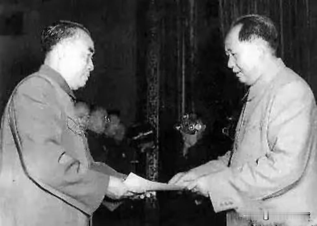 1955年最破例授衔！名将被拟授大校，三位元帅联名求情，毛主席一锤定音19