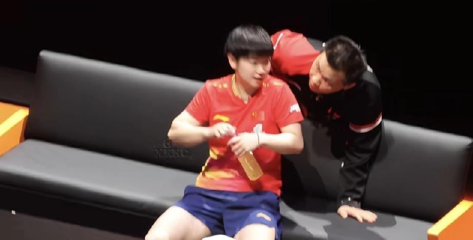 看到这张照片，被德华的细心感动了！莎莎香港单打时，坐在旁边喝水的间隙，德华就赶