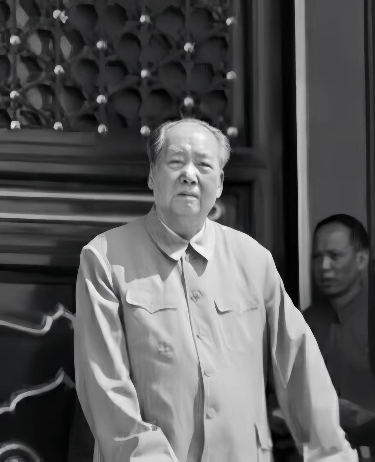 读懂毛泽东照片中的“无我”境界下图是毛泽东晚年的一张照片，有人说：从这张照片