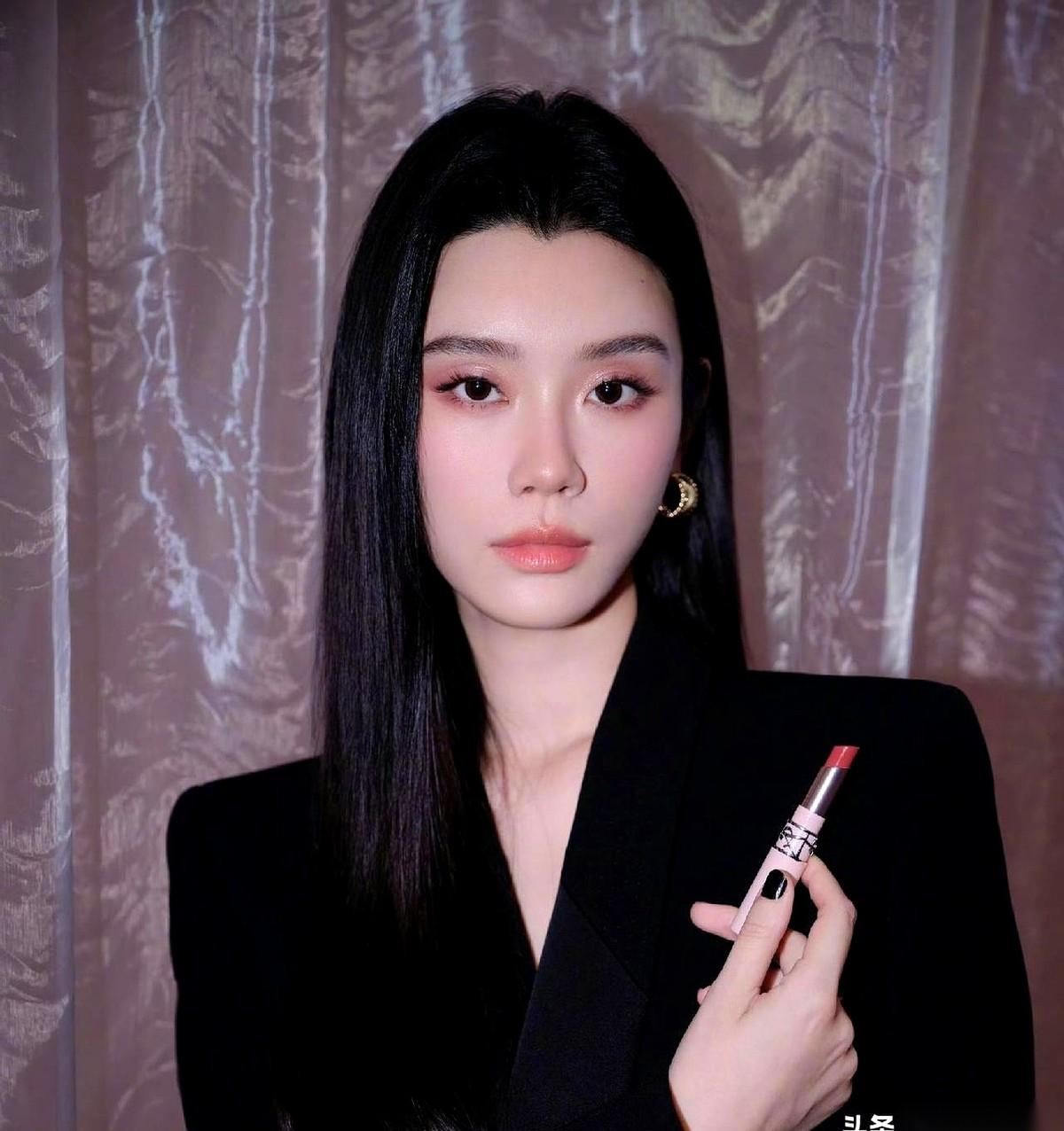 何猷君亲口承认，他妈，赌王四太，在点头同意他跟奚梦瑶交往之前，早就把她查了个底朝