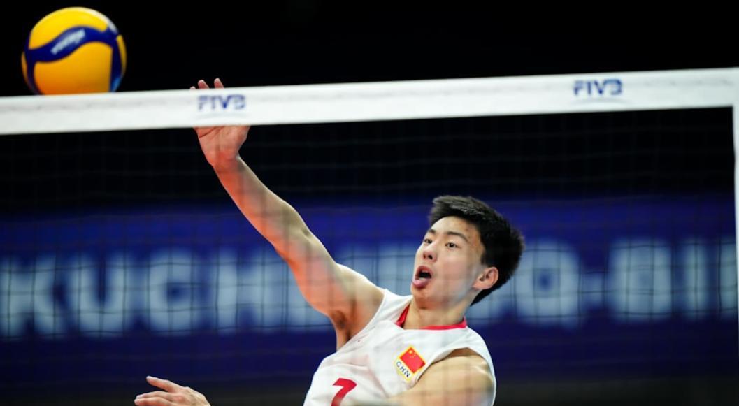 法国男排拒绝和中国队握手！U19男排世锦赛，中国队在队员达到体能极限时，咬牙坚