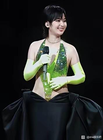同穿露肤造型差距拉满，同龄两位女歌手气质完全不同