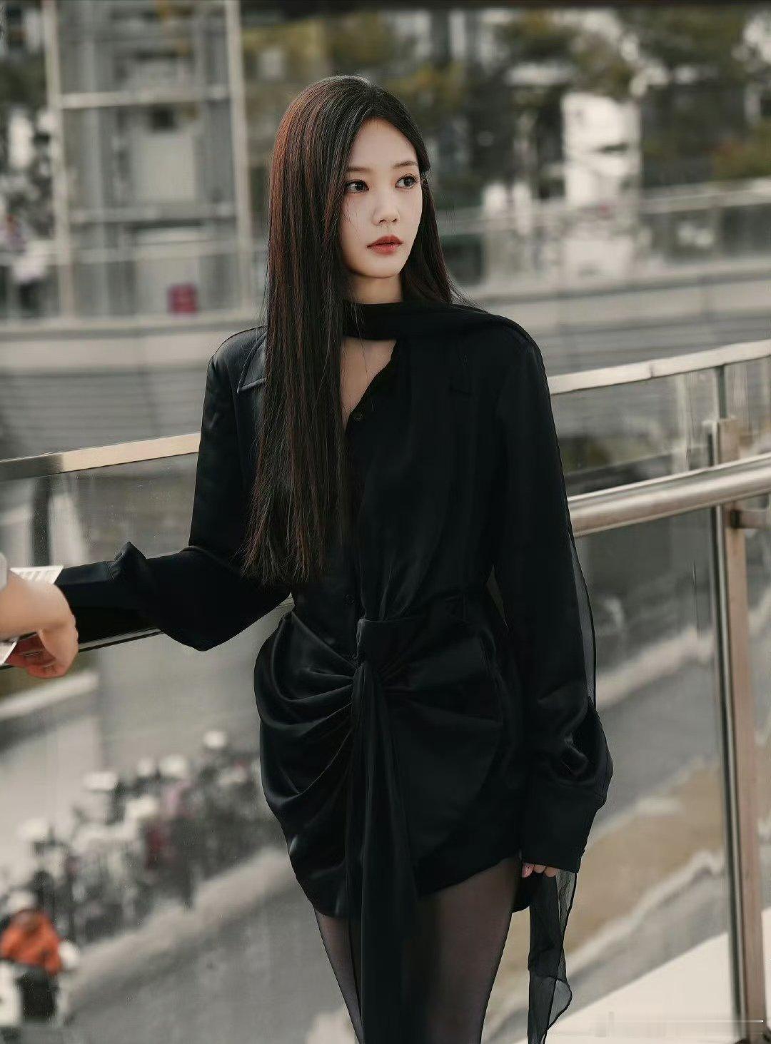 李一桐空有颜值却总缺热度，孟子义争议满身却热度不断，谁才是内娱现实？