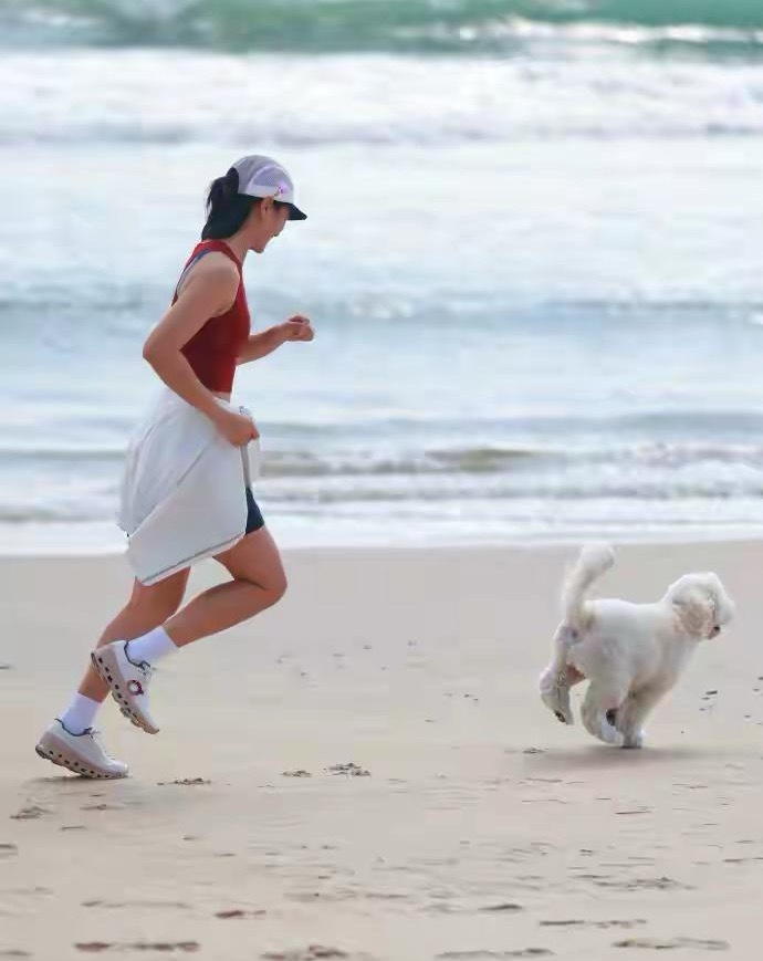 演员朱丹晨跑运动美拍，这肌肉真不错，状态真好，瞬间理解周一围了！