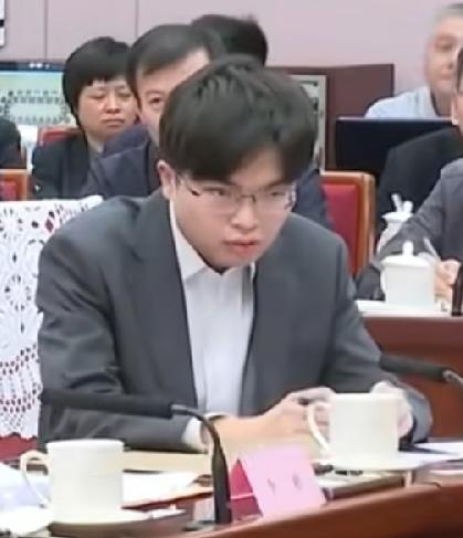 Kimi老板杨植麟，看这长相气质真是绝了！普通高中或大学理科生，五官普通、牙齿畸