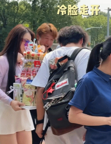 冉莹颖被气哭！她给14岁大儿子邹明轩送儿童节礼物，轩轩当场冷脸，没有说一句话，尴