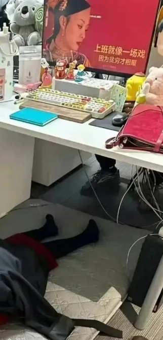 上班就想像一场戏，该睡还得睡。[汗][汗][汗]