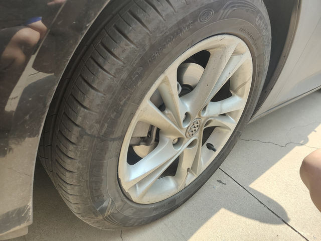 22款1.5T君威里程才开了不到一万六千公里，轮胎就鼓包了，倒了霉了，换条胎就