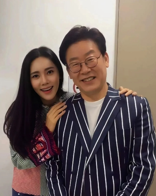一觉醒来，秋瓷炫懵了，李在明上任后，她的第二春要来了！秋瓷炫被韩国观众
