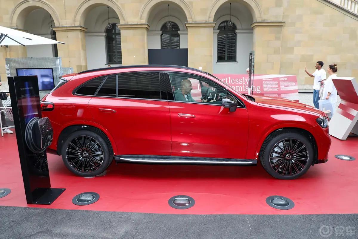 新车看了看目前欧洲上市的奔驰GLC纯电车型，全部是双电机四驱的，看来奔驰对SU