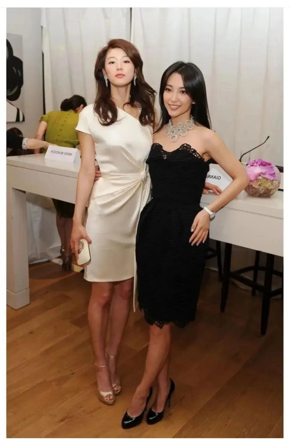 李冰冰左边的这位美女是谁呢？看着有点像王冠，又有点像全智贤，个子比李冰冰高，拍照