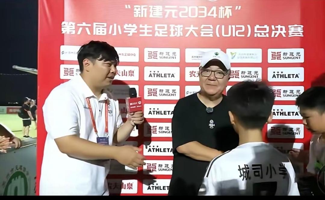 董路这么聪明的人，竟然说个事还这么神秘。他说，有一家巨型乳业集团将会成为足球小将