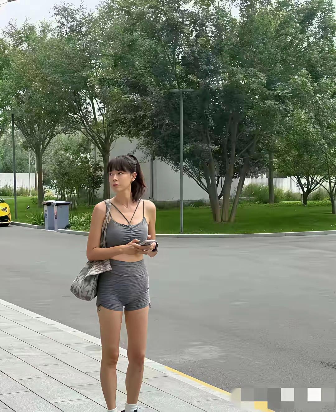 李艾的健身穿搭，非常真实的状态，哪怕经常锻炼的人，也是会有小肚子，所以不必焦虑。
