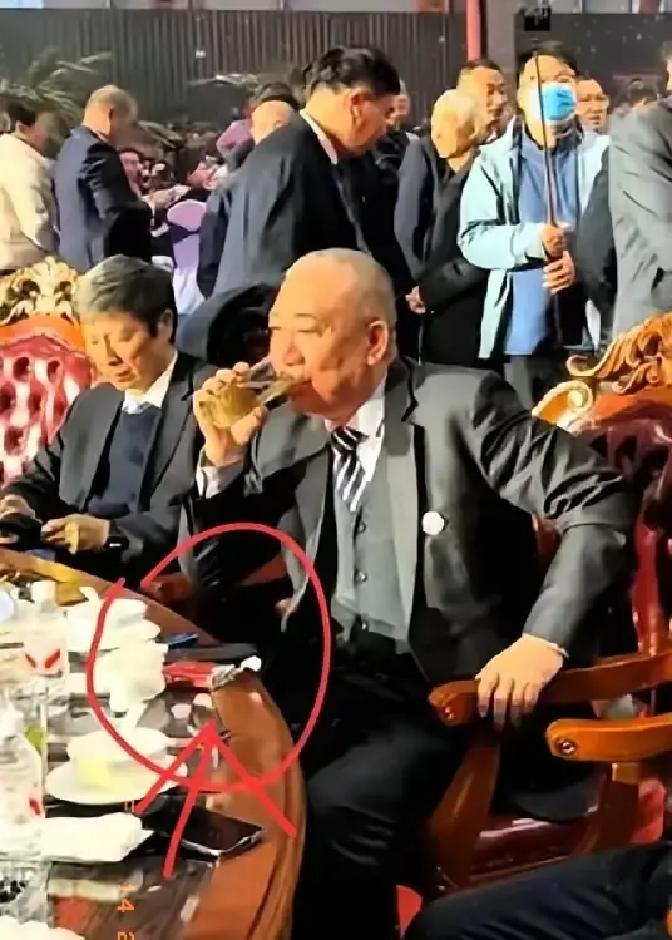 刷到一条段子，说崔培军在年会上掏包软中华散烟，被夸低调。我愣了半天，愣是没想