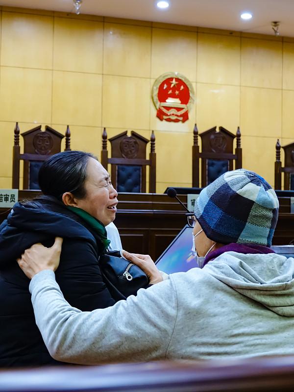 以案说法：其实孙子是不是你真孙子真没那么重要！一对老年夫妇。儿子突然车祸身亡，