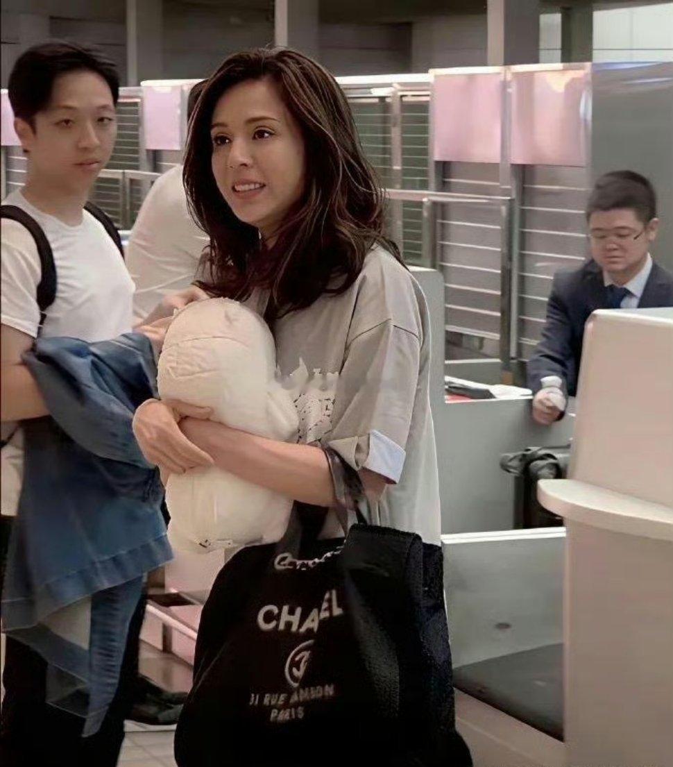李若形胖了以后反而变漂亮了，一点都看不出六十岁了​​​