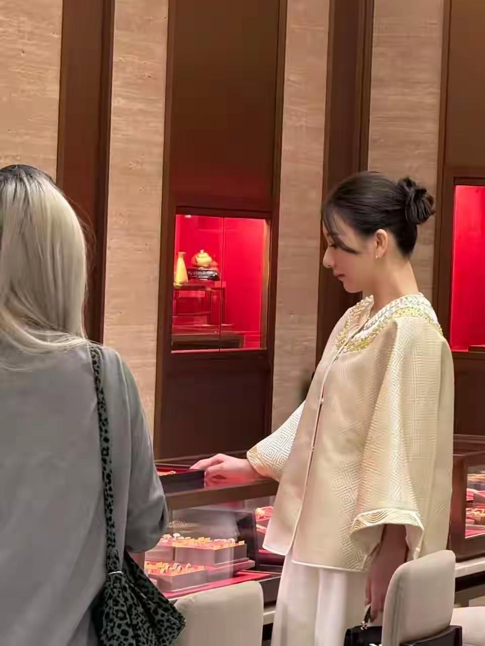 方媛生三胎后不久现身上海商场买黄金，路人镜头里的她个子矮小、身形显臃肿，溜肩驼背