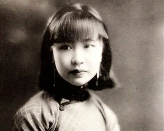 1954年，章士钊在北京菜市场闲逛，看到一卖卷烟的妇女，大吃一惊，连夜给毛主席写
