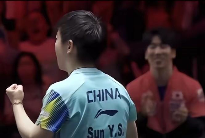新加坡大满贯，孙颖莎一记神仙球直接打服全场！连早田希娜的教练都忍不住满脸笑意、起