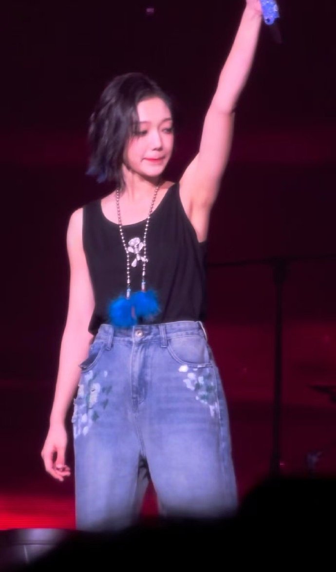 一句“跨年夜快乐”，配上她的舞台，就是最好的精神红包。谢啦希林，这份用歌声打包的