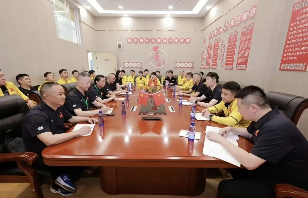 国乒又开会了，围坐在一张大会议桌，活动很丰富，开会少不了！一眼看到孙颖莎，坐在