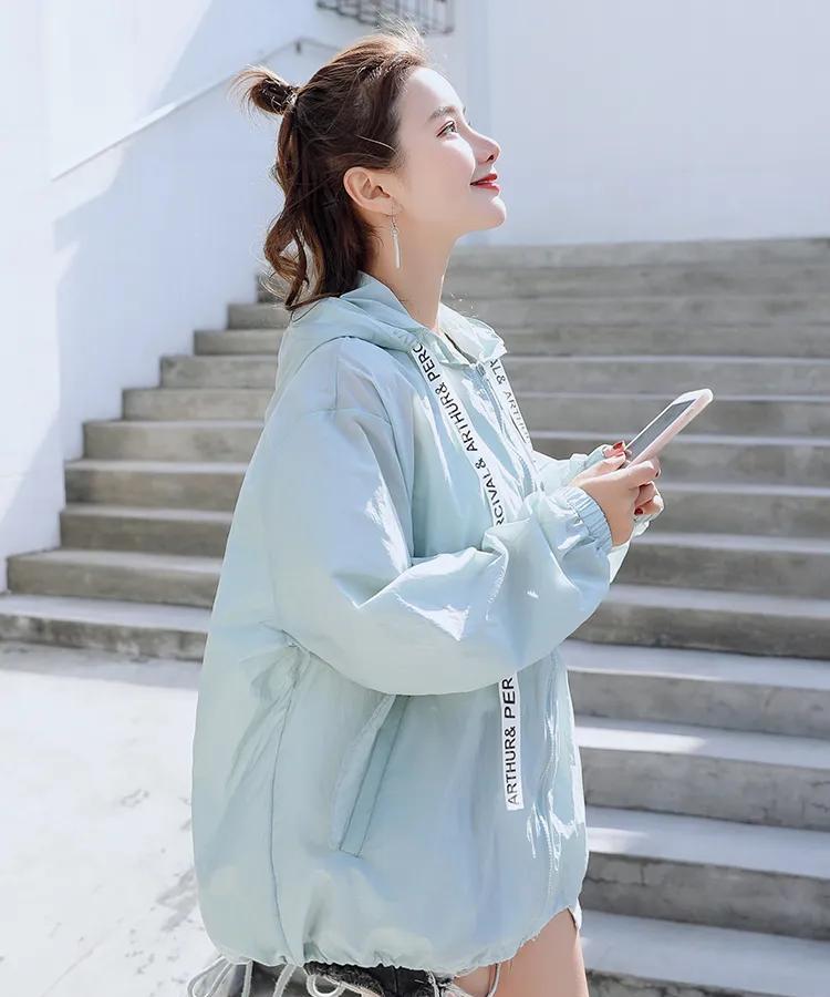 同事李姐和我聊天，今年夏天买了2件防晒衣，她出门就穿放晒衣，一是为了遮阳，二是为