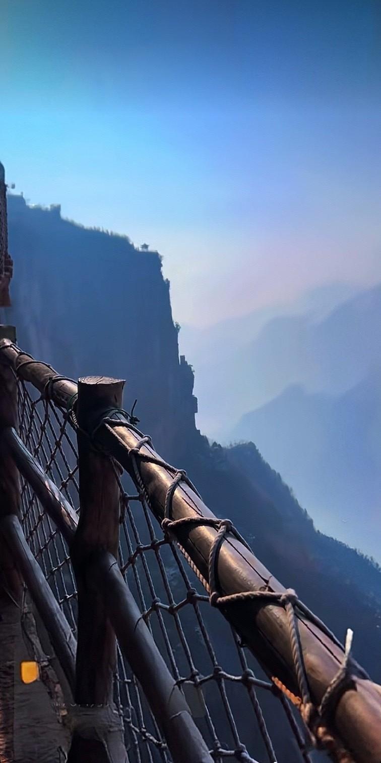 从企业治理角度看，郁亮失联暴露出万科在高速扩张期可能存在的决策风险。职业经理人制