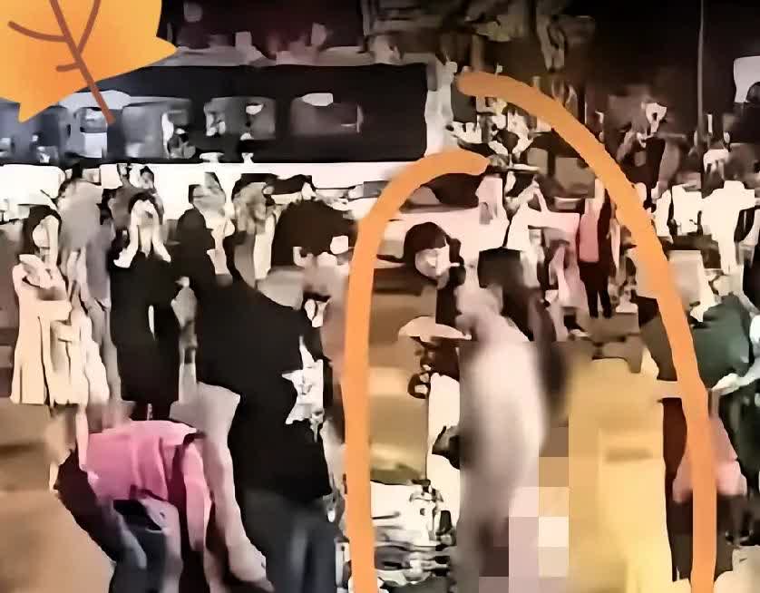 太炸裂了！江苏靖江这事儿，真的让人惊掉下巴！一女子发现丈夫出轨，竟然当街脱光衣服