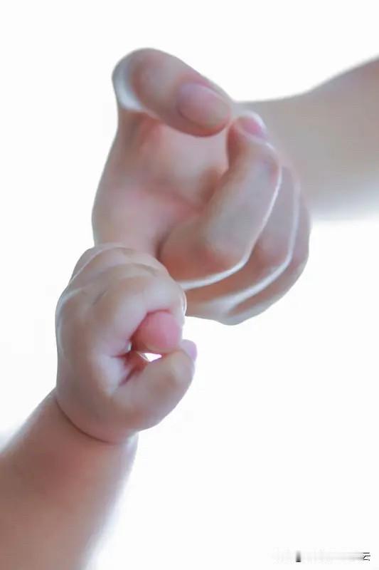 不愿开启的“育儿副本”周末的咖啡馆里，28岁的林晓和男友对着菜单算账，下月房