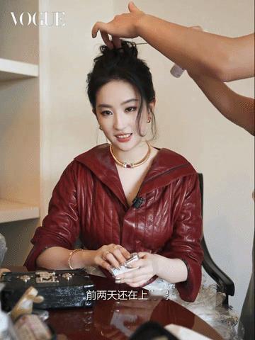 宝格丽真的拿刘亦菲没办法了，看来不打特写是没人注意珠宝了，毕竟大家都被刘亦菲的脸