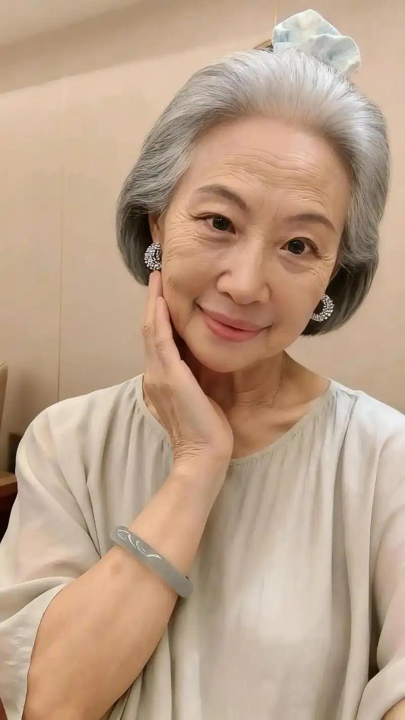 婆婆家的对门邻居。婆婆跟小姑子一起生活，住在县城的一个小区，他们住的房子是县城