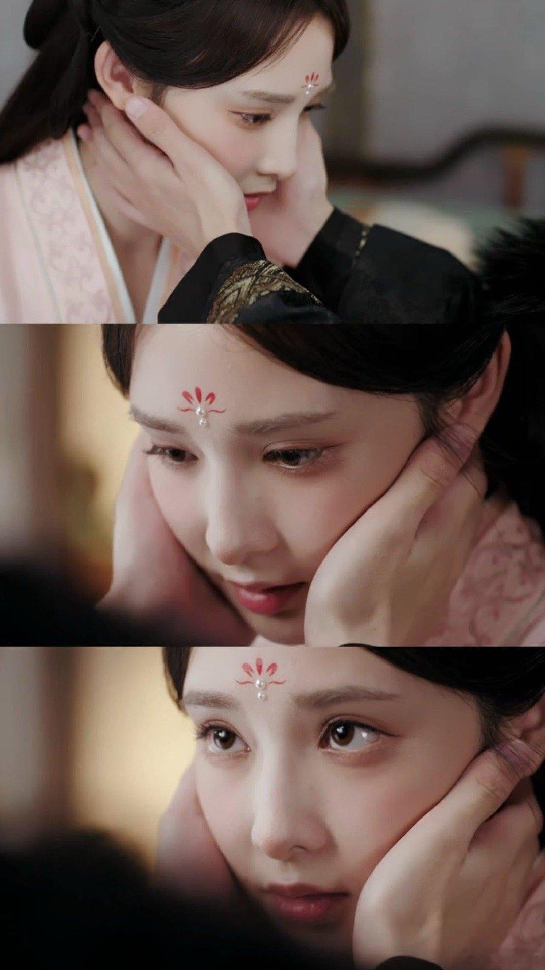 观众们简直是“显微镜成精”啦！看《凤凰台上》男女主贴贴，彭小苒隐形眼镜滑片都被逮