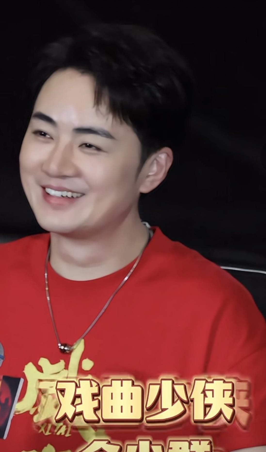 他怎么这么年轻啊，跟多年前扮演梅兰芳几无区别。说是29岁，也不为过，人衰老，不光