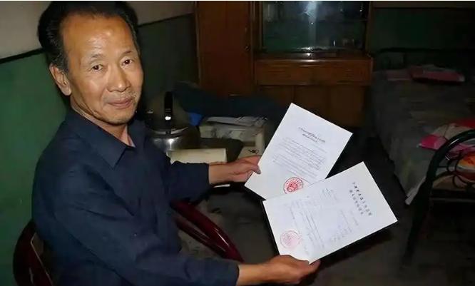 甘肃武威文化馆干部裴树唐，被认定强奸女歌手获刑7年，狱中6次拒绝减刑，咬破手指写