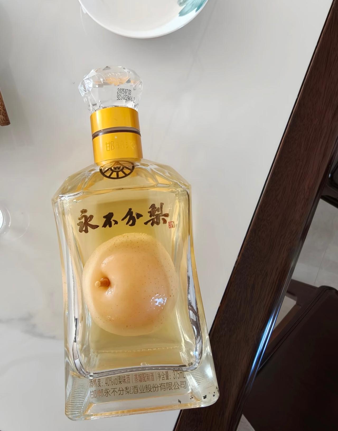 请问这梨子是怎么装进去的？过年的时候大伯送来了一瓶酒，看包装非常的大气。而