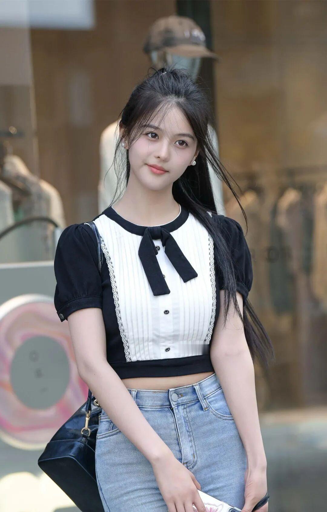 甜美少女风穿搭，黑白拼接上衣搭配牛仔裤，清新自然！