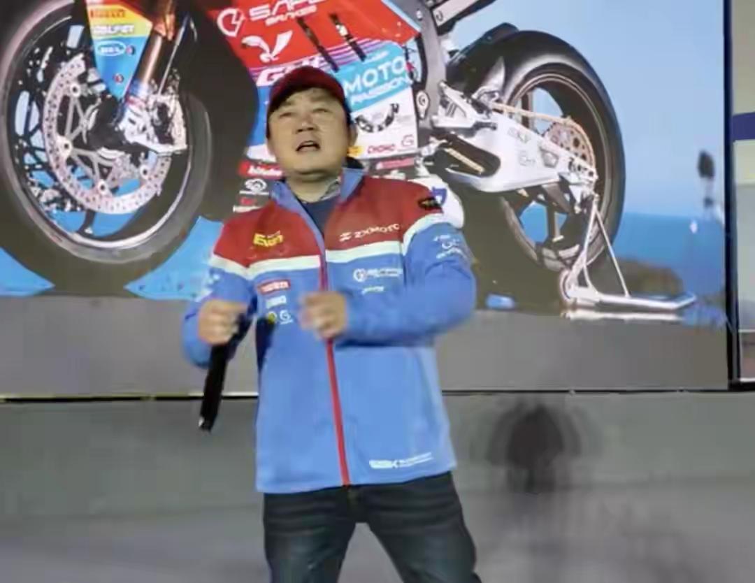 张雪机车因为夺冠而成了热门，一个重庆记者采访张雪的时候问张雪以前重庆市有没有对他