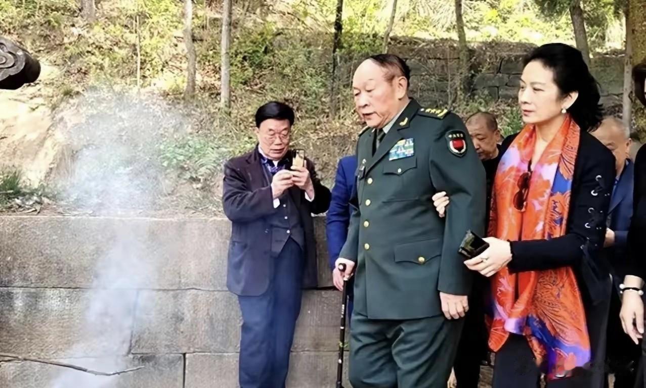 2021年3月，四川绵阳，81岁梁光烈回乡祭祖。镜头下的他身姿沉稳，脚步迟缓，需