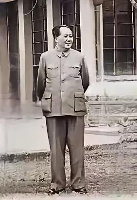 认真二字毛主席书房里的大沙发，准备搬到另一个房间里。李银桥指挥