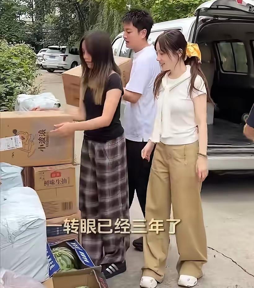 贾乃亮一家三口做公益，为脑瘫儿童送物资，一家三口难得同框，画面太养眼了！镜头下